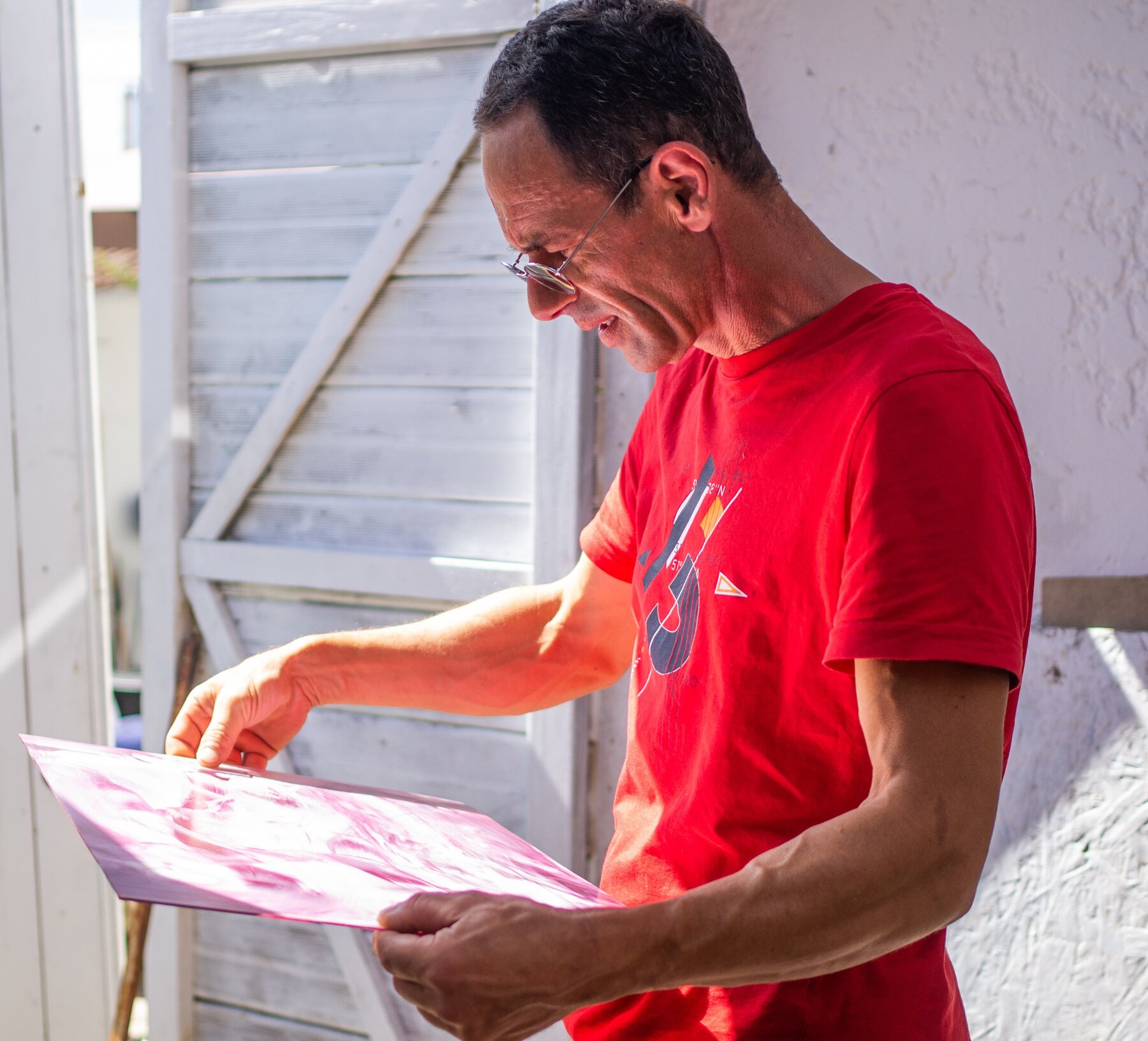 François Fécan dans son atelier de verre fusionné à Gujan-Mestras