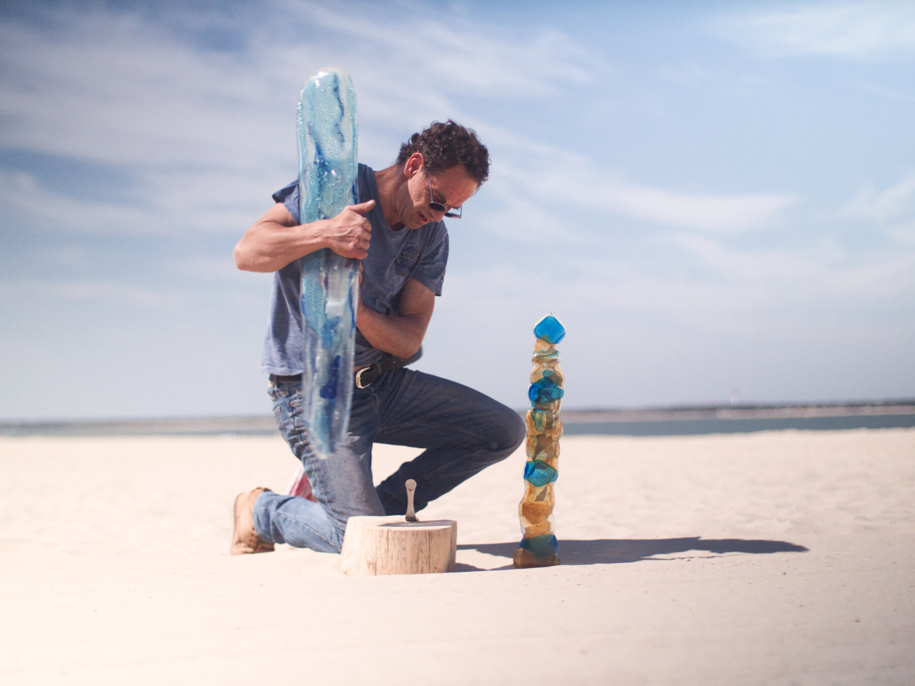 François Fécan et ses sculptures de verre sur une plage du Bassin d'Arcachon